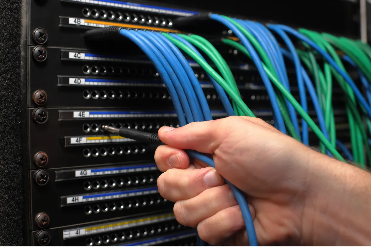 Etiketlenmiş patch panel ve düzenli rack kabini